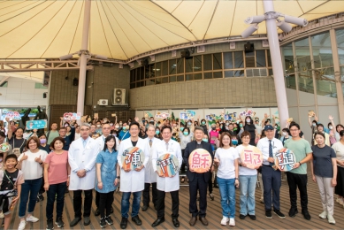 「與耶穌鬥陣行,體驗苦路十四站」。(照片彰基提供)