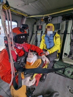 高度爬升至一萬呎｜女山友太平溪源營地腳部嚴重扭傷疑骨折，空中救援送醫！