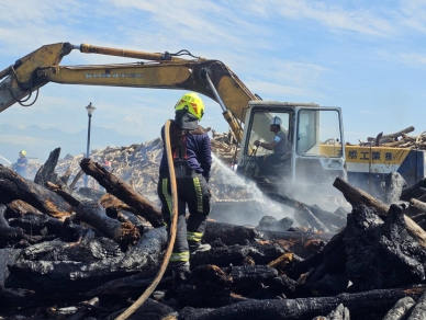 凌晨惡火｜吉安海灘漂流木堆置場，延燒五小時，酷熱難當、數量龐大、搶救不易，持續悶燒中！