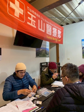 玉山醫療隊藥師英勇救援 碎石坡驚險拉回險墜崖山友