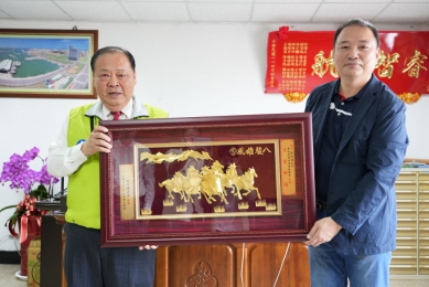 陳光復親頒漁會新任總幹事顏德福賀匾  期勉共造韌性與永續的漁業環境 陳光復表示，澎湖以海立縣，漁民朋友是地方發展不可或缺的重要的夥伴，他們長年以海為生、與天搏鬥，對地方繁榮與產業延續貢獻良多。縣府重視漁民權益，並透過多管齊下方式，提升漁民的作業環境。