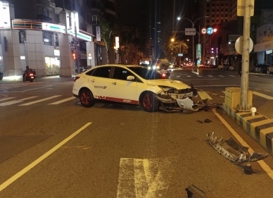 深夜駕車自撞中央分隔島    文昌警巡邏發現施以援手
