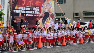 城隍神轎駐駕馬市所 市長黃健忠率隊恭迎神駕祈安植福 黃健忠說，澎湖城隍廟自清乾隆年間創建，歷史悠久，是市民精神信仰與文化記憶的核心。今年三月廟宇整修完成後風華再現，此次遶境駐駕馬公市公所，象徵政教同心、庇民興城，未來市政團隊亦將持續支持宗教文化活動，推動信仰與城市治理共同繁榮、代代傳承。