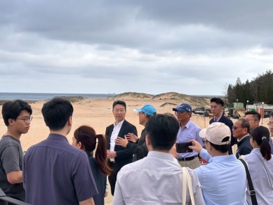 交通部長陳世凱視察澎湖觀光建設   期勉觀光署及管理處持續推動海灣美景的國際發展  陳部長也期勉管理處全體同仁持續接軌「世界最美麗的海灣」品牌，以隘門景區為指標性景區，依照目前規劃的「黃金海岸沙灘與壯濶海景」、「天人菊花海」、「藝術創作及展演活動」三大整體營造，推動澎湖成為國內外旅客的旅遊勝地。