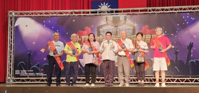 永靖鄉長魏碩衛（中）表揚績優志工。（照片公所提供）