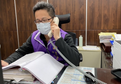 醫療器材行積欠勞、健保費，法務部彰化分署書記以電話催繳。（照片分署提供）