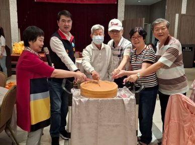 #公教退協健康講座4月27日上午假順成餐廳舉辦  澎縣府楊書舜秘書長、陳毓仁議長、許國政議員、蘇陳綉色議員、呂黃春金議員、馬公市長黃健忠、楊曜立委辦公室主任段湘玲、前馬公市長葉竹林等貴賓特別到場致意，並致贈摸彩品助興，受到在場與會人士熱烈歡迎，場面頗溫馨。馬公金福藥局洪玉蓮藥師提供豐富講義及全場與會人員認真聽講實獲益良多。