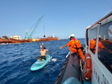 蘭嶼龍頭岩民眾划SUP體力不支｜海巡火速救援