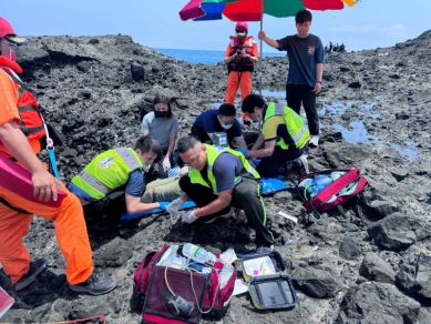 1死1傷｜潮間帶採貝殼，大浪捲落海，三仙台跨海拱橋下釀悲劇！