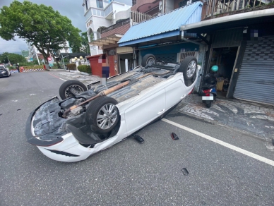 翻車｜連環撞，花蓮市區汽車擦撞路邊車輛後翻覆！