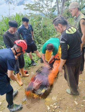 翻山越嶺。接力救援｜立霧山大禮居民身體不適，部落聯合消防局飛奔馳救！