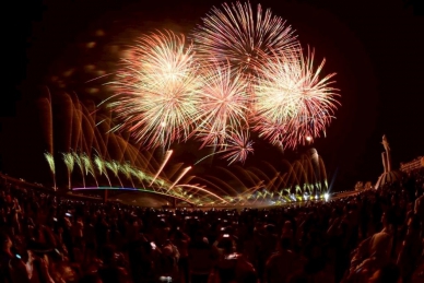 「2025澎湖國際海上花火節」試放場璀璨登場  揭開夏季觀光盛宴  試放場次因逢風力過大，取消無人機展演。舞台表演特別邀請在地人氣樂團「遊手好弦樂團」與「今天不彈貝斯」熱力開唱，動人樂音伴隨現場觀眾的驚嘆與歡呼，讓觀音亭園區洋溢著熱鬧歡騰的氛圍，也預告今夏澎湖將再度成為國內外旅客的觀光焦點。