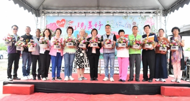 母親節前夕,王縣長推廣田尾鄉康乃馨。(照片縣府提供)