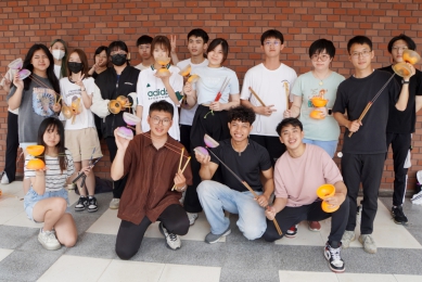 大葉「觀休系」學生,體驗「扯鈴」樂趣。(照片大葉提供)