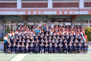 馬公市立幼兒園第13屆國幼班畢業生拍攝畢業照  市長黃健忠親臨三部班見證成長時刻 拍攝現場氣氛溫馨熱絡，孩子們穿戴整齊，穿上畢業袍，稚嫩的臉龐洋溢著開心笑容。有的孩子認真擺出標準姿勢，有的則以童趣動作回應鏡頭，現場處處可見童年純真的模樣。