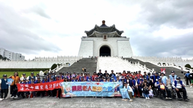 花蓮﹁老人家庭關懷協會﹂,邀40名阿公阿嬤暢遊台北﹁中正紀念堂」等景點。(照片頂新和德文教基金會提供)。