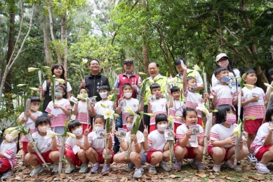 澎湖「初夏百合花季」即將綻放  為夏季旅遊揭開序幕  陳光復說，母親節期間，百合花季將進入最美時刻。屆時，縣府亦將於園區規劃文創市集及主題活動，邀請民眾攜家帶眷來賞花、逛市集、遊園區，享受歡樂又溫馨的假期。