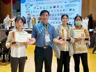 藥保系助理教授許文光（左2）帶領學生參賽。（照片大葉提供）