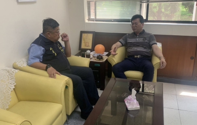 彰化縣榮服處蘇副處長（左）拜會大葉推廣處邱處長（右）。（照片榮服處提供）