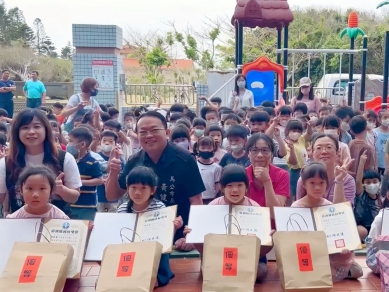 馬公市立幼兒園表現優異  市長黃健忠親頒獎勉勵說故事比賽得獎幼童 本次比賽中，榮獲「特優」的是澎南國幼二班楊苡凡，指導老師為薛黎惠、王雪萍；「優勝」得主包括東衛國幼一班陳品蓉（指導老師：林佳霖）、東衛國幼二班陳禾蓁（指導老師：葉依萍）、園本部國幼三班許逸欣與蔡欣岑（指導老師：李婉婷）；另有園本部國幼一班方品鈞（指導老師：林怡幸）及國幼二班呂冠宇（指導老師：江欣妮）獲得「甲等」佳績。