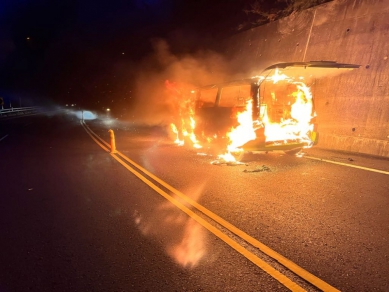 火燒車｜金崙大橋附近路邊，火勢猛烈，迅速撲滅、無人受傷。