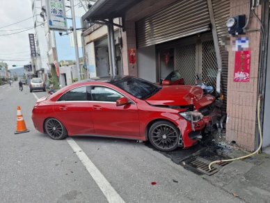 車頭撞爛了｜疑似車貸糾紛開車來回衝撞，3人輕重傷，瑞穗警依法移送偵辦！
