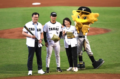 2025中華職棒一軍首戰嘉義市火熱開打 市長黃敏惠為賽事開球 球迷滿場、熱血沸騰！