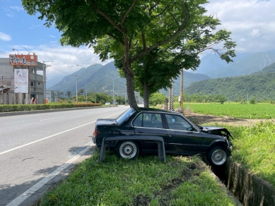 自撞路樹｜臺9線174.5公里，車毀人傷！