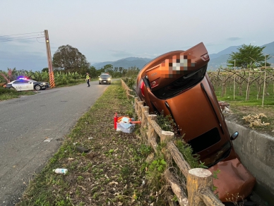 倒栽蔥｜拒檢逃逸自撞跌入水溝，臺東市臨海路小轎車車毀人傷！