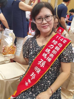 高雄給力媽媽孫雅玲當失明女兒的眼睛陪伴她抗癌成為視障按摩師