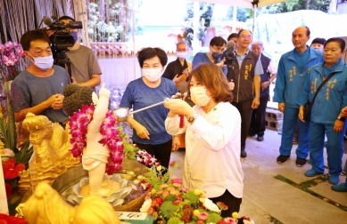 嘉義市圓福寺慶祝佛誕節 市長黃敏惠等人浴佛祈福 祈盼愛與和平持續發芽 凝聚正能量共創嘉市幸福城市！