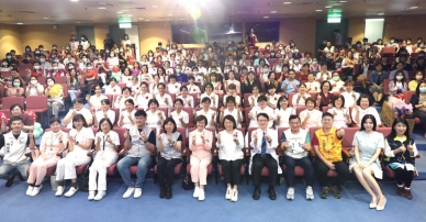 慶祝2025年國際護師節 嘉義市執業護理人員比率全國第一 市長黃敏惠表揚優良、資深護理人員 慰勉辛勞、獻上祝賀〜