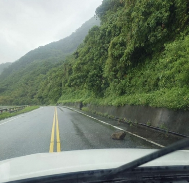 落石滾落馬路｜台11線南56.7K