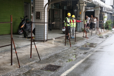 鐵人施鐵腕｜違規圍籬阻六戶民宅進出，游淑貞強制拆除！