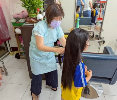 伸港鄉大同國小女同學﹁捐秀髮助癌友﹂。（照片大同國小提供）