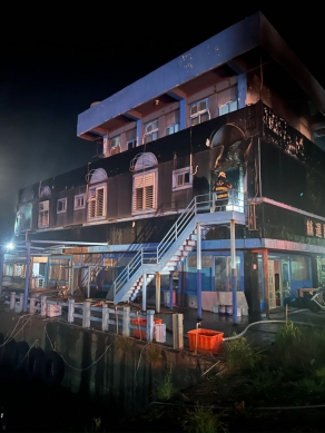 綠島ㄧ民宿暗夜火警｜2、3樓燒毀室內裝潢物品及傢俱，迅速撲滅。