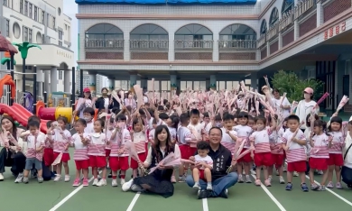 馬公市長黃健忠母親節前夕走訪多處  分送康乃馨致敬城市最溫柔的力量 黃健忠5/9日展開一整日關懷行程，親自前往北辰市場、文澳市場、馬公市立幼兒園園本部、東衛分班、澎南分班、市公所行政大樓及清潔隊本部，致贈象徵感恩的康乃馨，向辛勞付出的母親們表達最真摯的祝福與感謝。