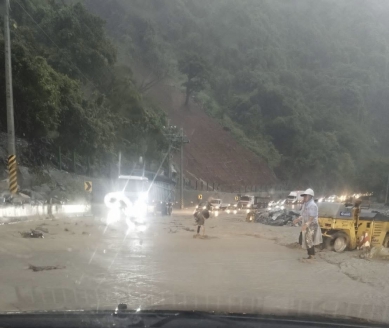 災害重現｜滂沱大雨，匯德隧道北口馬路，泥流滾滾、車行受阻、大排長龍；蘇花公路和中~和仁路段，5/9日18時30分預警性道路封閉，20時雨勢趨緩，解除道路封閉！