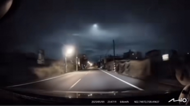 慧星掠過？｜藍色亮光劃破台灣上空，三仙台等東海岸，暗夜變白晝！