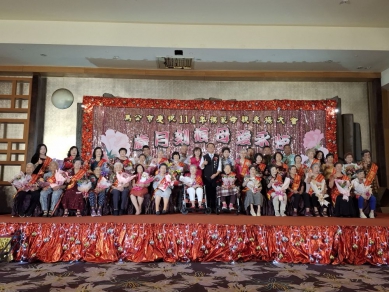 馬公市表揚31位模範母親 溫柔堅韌跨越世代 傳遞最深的風景 114年度馬公市模範母親名單如下： 虎井里歐翁素李、光明里林陳春蔭、光復里許春香、案山里薛歐明蕋、重光里葉洪針、鎖港里翁冬粉、中興里劉陳蕋、朝陽里洪雪華、陽明里陳劉秋香、桶盤里顏董冬、鐵線里吳呂匏、烏崁里葉洪春閣、東衛里呂金蓮、安宅里蔡歐月娥、光榮里蔡招治、山水里歐秀琴、朝陽里高陳春梅、啟明里黃吳寶矸、西衛里鍾松珍、東文里趙秋淑、前寮里陳玉慶、風櫃里陳顏金、嵵裡里陳春香、石泉里黃方美緣、光榮里余燕卿、重慶里陳貴寶、興仁里紀拺、