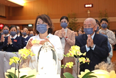 佛教慈濟基金會嘉義聯絡處舉行2025年浴佛大典 市長黃敏惠等人浴佛祈福〜