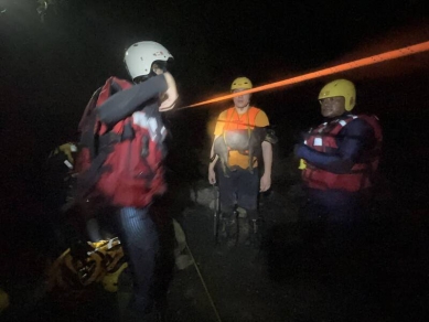 繩索橫渡湍急溪流｜暗夜救援、十萬火急，八里灣溪23名受困登山客，全部平安脫險！