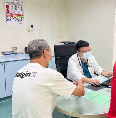 64歲男子醫院前心跳停止倒地 嘉義醫院團隊聯手搶救   心導管手術開通血管 成功挽回生命