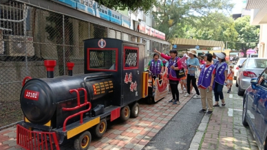參訪鐵道文化園區，嘉年華幼兒園小朋友搭乘「靜修號」小火車遊園。（照片記者林碧珠攝）