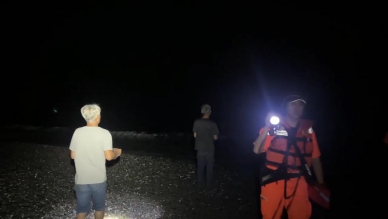 暗夜和平海邊撿貝殼落海｜幸運獲救、平安無恙！