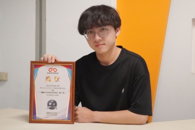 大葉傳藝學程張仕翰同學，勇奪電競嘉年華影音創作「銀牌獎」。（照片大葉提供） 　