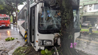 撞得好嚴重｜卑南鄉賓朗路綠色隧道，大客車、小轎車車禍，3人受傷送醫！