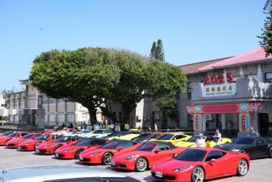 「海上馳騁 星火盛宴」 20輛超跑猛獸快閃澎湖 超跑車隊5/15日下午5點至晚間10點，於馬公港第6、7、8號碼頭停車場展出，開放民眾免費參觀。邀請大小朋友踴躍前往，一睹夢幻超跑風采，在澎湖花火節的燦爛夜空下，感受前所未有的感動與浪漫。