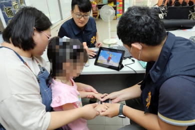 嘉市警局攜帶式指紋活體掃描系統  助晨光智能發展中心兒童指紋建檔  為孩子加一道安全鎖