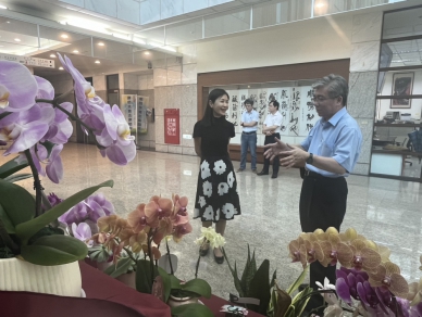 助小農與小商清償債務  行政執行分署創建「嘉執柑仔店」LINE社群平台  嘉義地檢署與執行分署提供場所展售蘭花